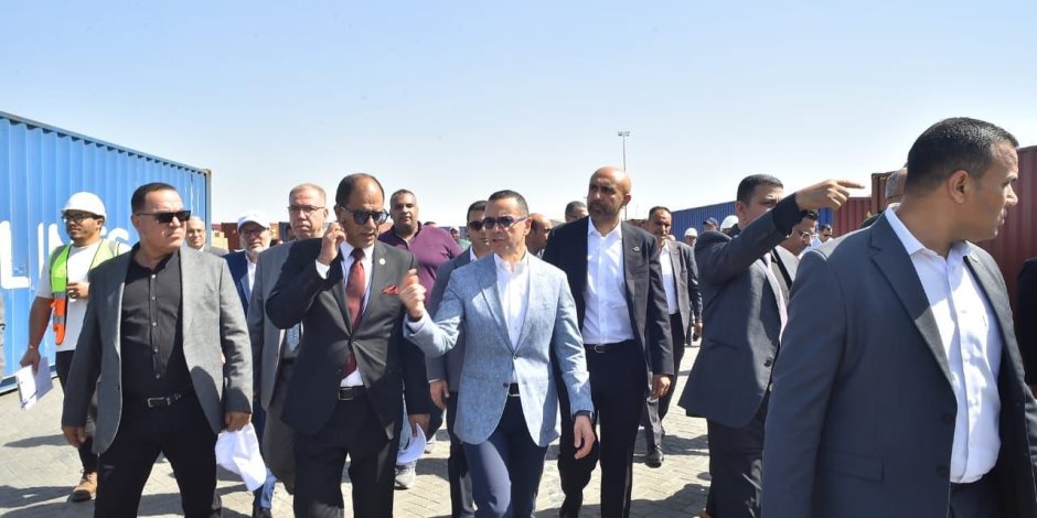 وزير الاستثمار والتجارة الخارجية يتفقد ميناء العين السخنة ويتابع سير العمل بمنظومة الفحص المشترك