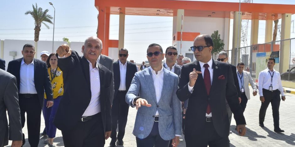 وزير الاستثمار والتجارة الخارجية يتفقد المركز اللوجستي الجمركي للمنطقة الاقتصادية لقناة السويس