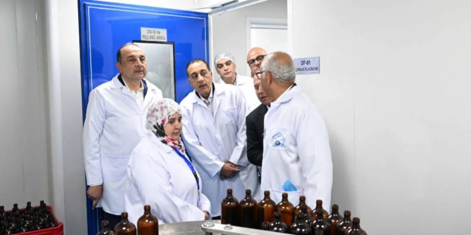 رئيس الوزراء يفتتح مصنعى إنتاج الخامات الدوائية والمطهرات