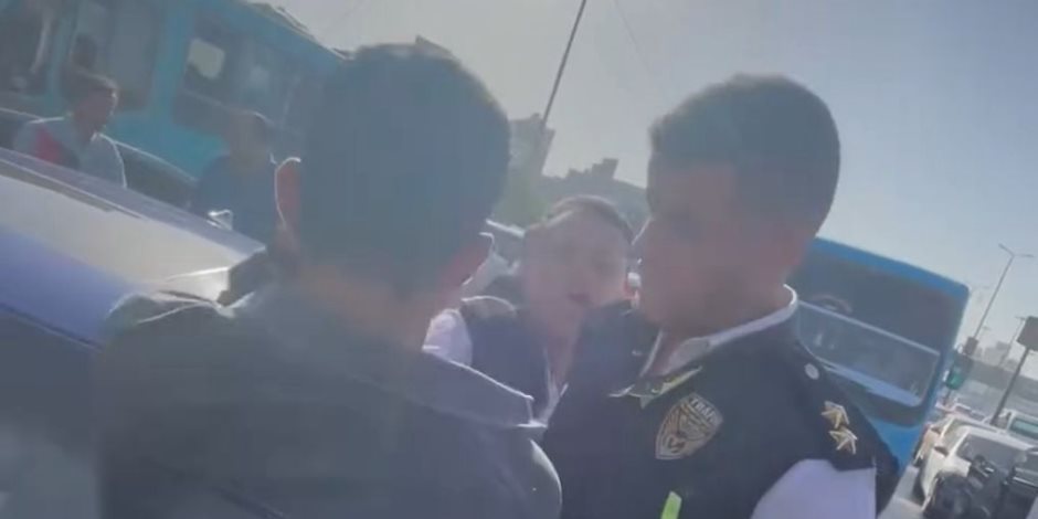 بطل في ضبط النفس.. ضابط مرور واقعة قائد السيارة غير المتزن بالقليوبية سيطر بحرفية على المتهم