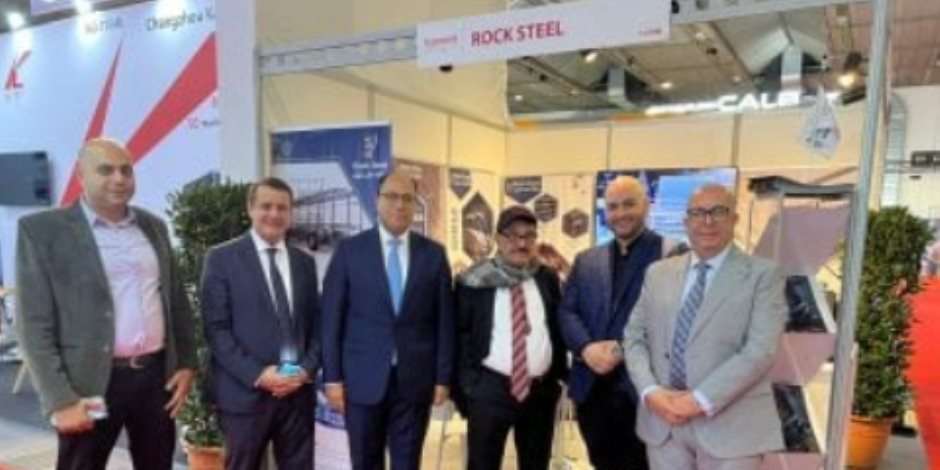 سفير مصر لدى بلجيكا والاتحاد الأوروبى يتفقد أجنحة الشركات المصرية بمعرض Busworld 2025