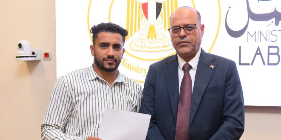 بالصور ..وزير العمل يُسلم عقود عمل للمتقدمين على فرص عمل في مجال الزراعة بالأردن