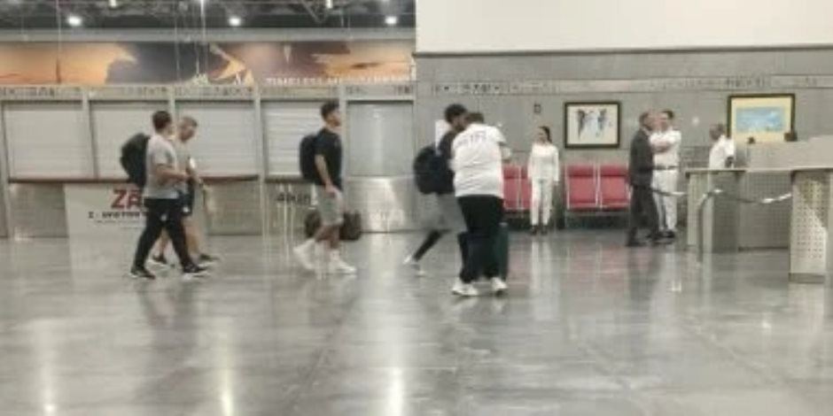منتخب مصر يصل مطار القاهرة استعدادا للسفر إلى المغرب.. صور