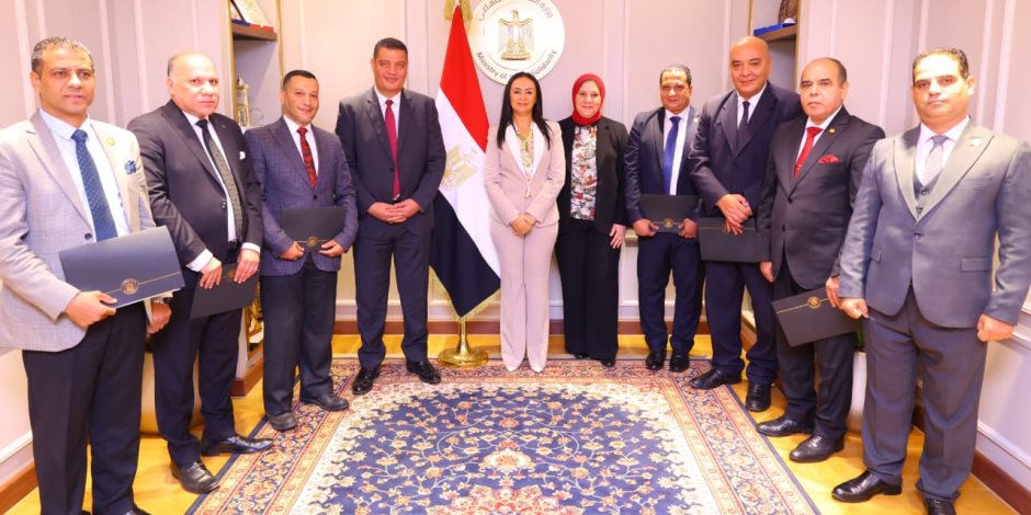 وزيرة التضامن تكرم اللجنة العليا لمتابعة الشكاوى والطلبات والخدمات بالوزارة