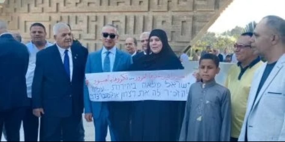 سيدة تلقى قصيدة أمام قبر السادات : إسرائيل خدها الغرور .. فكروها بالعبور.. فيديو