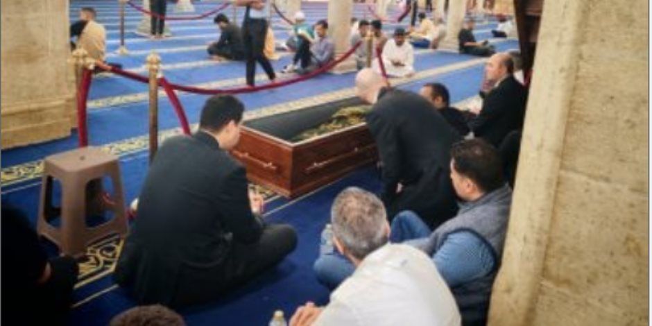 انتهاء صلاة الجنازة على الدكتور أحمد عمر هاشم بحضور شيخ الأزهر وكبار العلماء
