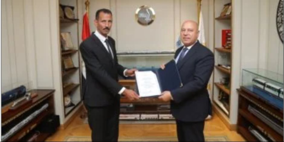 سائق أوتوبيس يعيد شنطة بها أكثر من مليون جنيه لأجنبيتين ويرفض المكافاة المالية