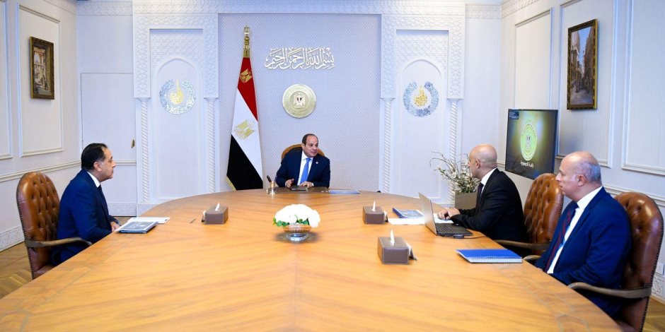 الرئيس السيسي يتابع انتظام العام الدراسي ويوجه بصرف 1000جنيه حافز تدريس" شهرياً للمعلمين 