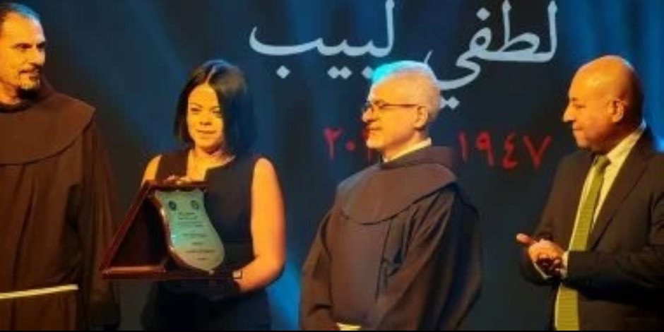 مهرجان جيلنا يكرم الفنان الراحل لطفي لبيب تقديرًا لمسيرته الفنية ويهدى ابنته درعا