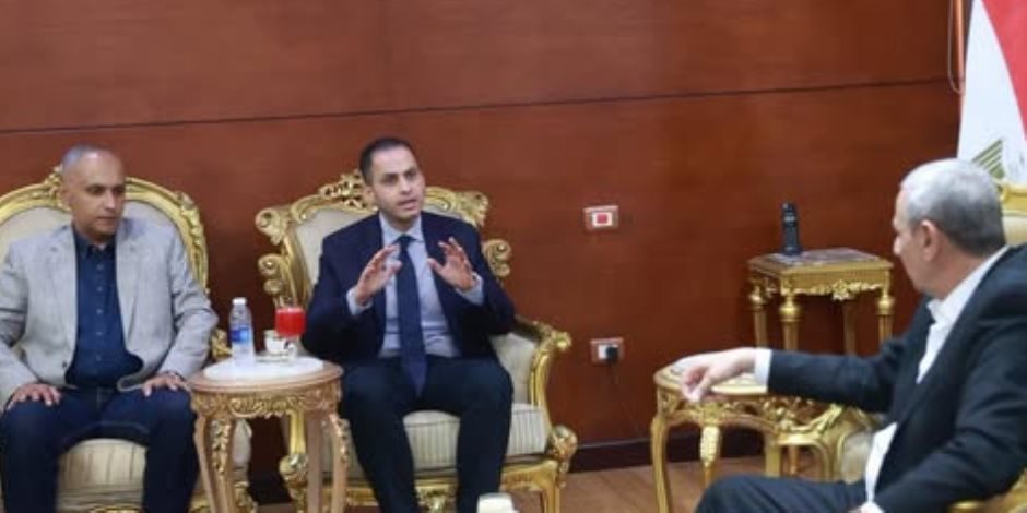 نائب وزير الصحة يبحث مع محافظ الغربية تطوير المنظومة الصحية وتوصيل الأدوية لمرضى الـتأمين الصحي بالمنازل (صور) 