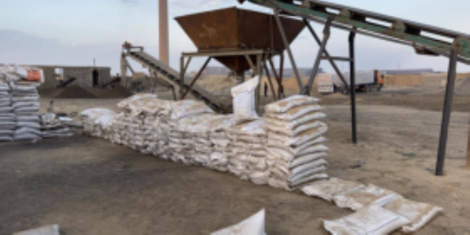 ضبط شخص فى الجيزة يدير مصنع بدون ترخيص لإنتاج الأسمدة والمخصبات الزراعية المغشوشة ضبط شخص فى الجيزة يدير مصنع بدون ترخيص لإنتاج الأسمدة والمخصبات الزراعية المغشوشة