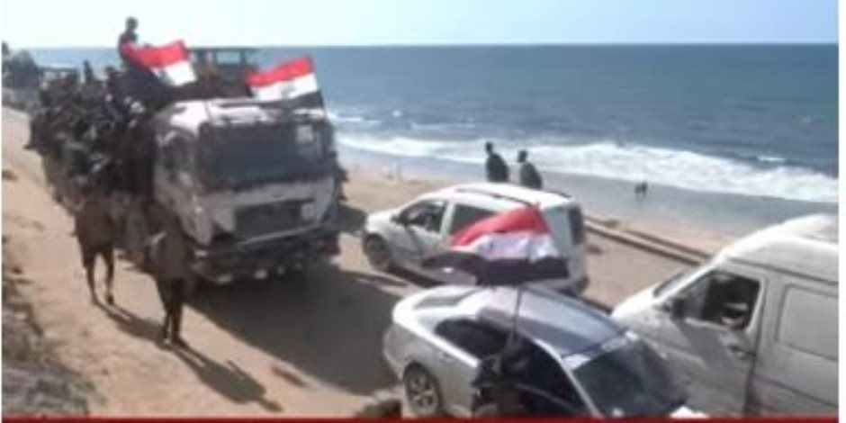 الأعلام المصرية تزين قوافل العائدين إلى شمال قطاع غزة (فيديو) الأعلام المصرية تزين قوافل العائدين إلى شمال قطاع غزة (فيديو)