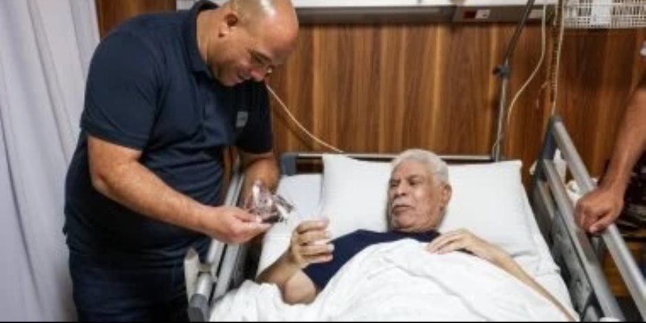 وليد صلاح الدين ولاعبو الأهلي يزورون حسن شحاتة فى المستشفى.. صور