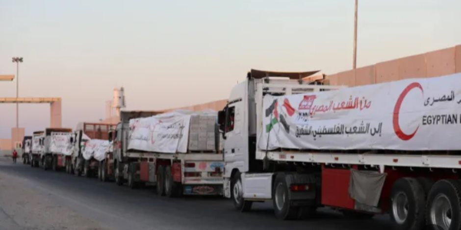 شاحنات الغاز والوقود تتدفق إلى غزة بموجب اتفاق شرم الشيخ شاحنات الغاز والوقود تتدفق إلى غزة بموجب اتفاق شرم الشيخ