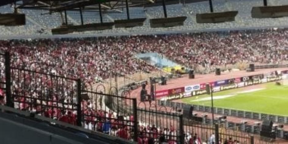 استاد القاهرة يُشعل حماس جماهير المنتخب بالأغانى الوطنية قبل لقاء غينيا