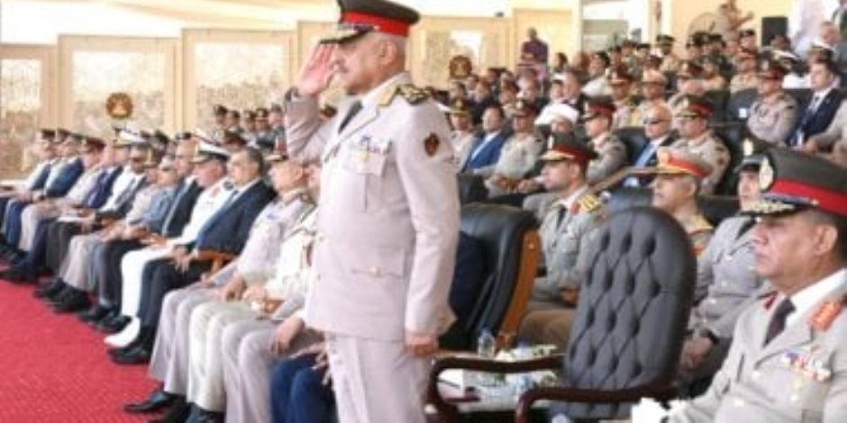 وزير الدفاع يشهد حفل تخرج دفعات جديدة من الكليات العسكرية