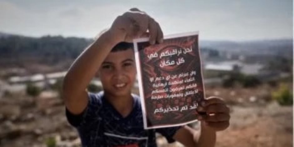 مسيرات تلقى منشورات على الفلسطينيين خارج سجن عوفر كُتب عليها :  نراقبكم فى كل مكان