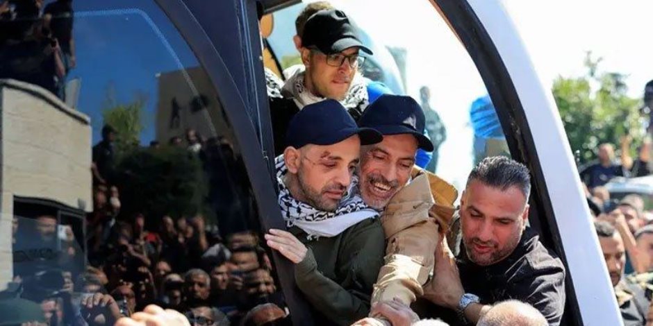 ثمرة صمود الفلسطينيين وجهود مصر والوسطاء.. 2000 أسير فلسطينى عانقوا الحرية.. ونقل 154 مبعدين ضمن تنفيذ مراحل صفقة "طوفان الأحرار 3"