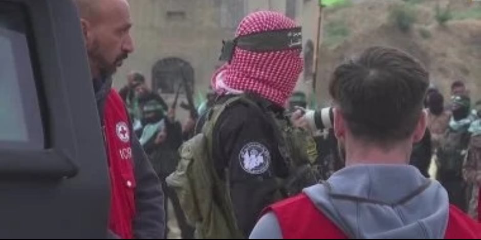 وسائل إعلام إسرائيلية عن حالة الرهائن المفرج عنهم : حالتهم جيدة