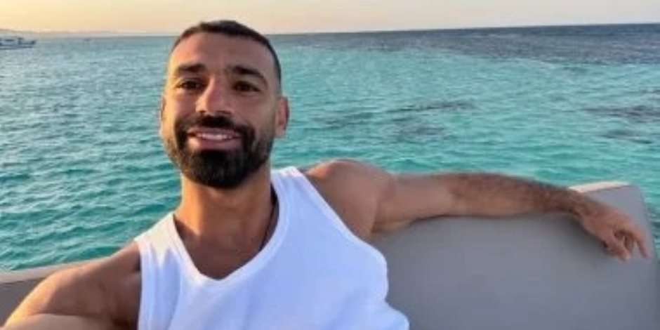 محمد صلاح يستجم على البحر بعد التأهل لكأس العالم.. صور