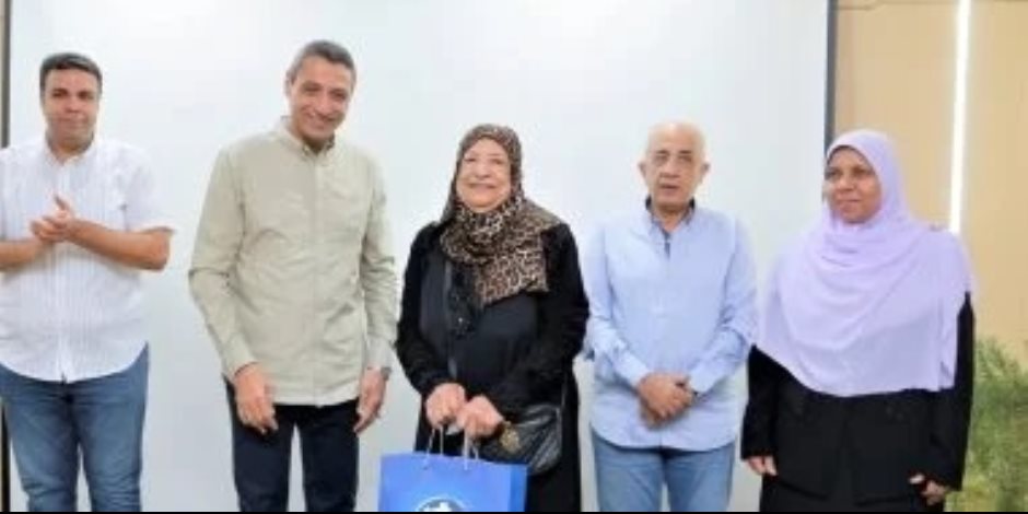محافظ السويس يسلم شهادات محو الأمية لـ4 دارسين أعمارهم 97 و85 و80 و66 عاما