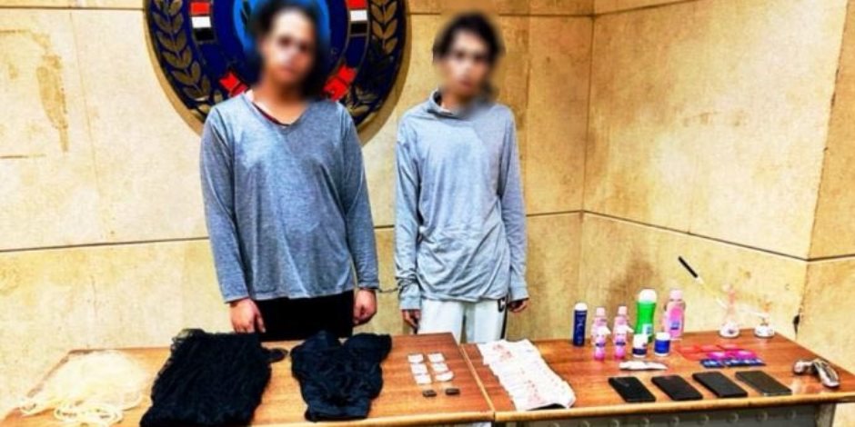 ضبط رجلين بالجيزة تنكرا بملابس نسائية للترويج لأعمال الفجور عبر تطبيق هاتفي ضبط رجلين بالجيزة تنكرا بملابس نسائية للترويج لأعمال الفجور عبر تطبيق هاتفي