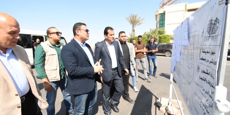 وزير الإسكان يتفقد الطرق والمحاور والميادين بمدينة العاشر من رمضان لمتابعة الأعمال التي تم وجارٍ تنفيذها وزير الإسكان يتفقد الطرق والمحاور والميادين بمدينة العاشر من رمضان لمتابعة الأعمال التي تم وجارٍ تنفيذها
