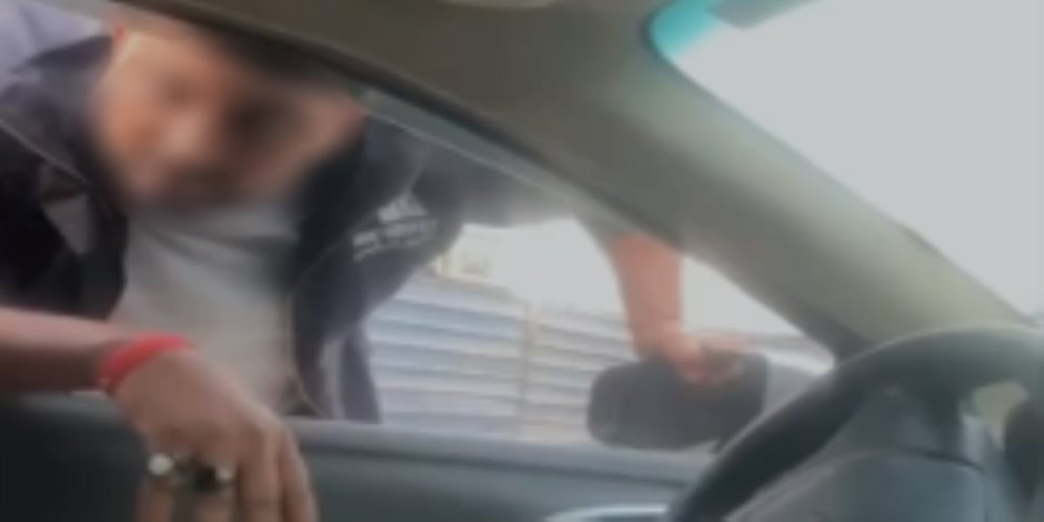 بعد تداول الفيديو.. "ضبط سايس" تعدى بالسب على قائد سيارة ومساومته على دفع مبلغ مالي بالجيزة بعد تداول الفيديو.. "ضبط سايس" تعدى بالسب على قائد سيارة ومساومته على دفع مبلغ مالي بالجيزة