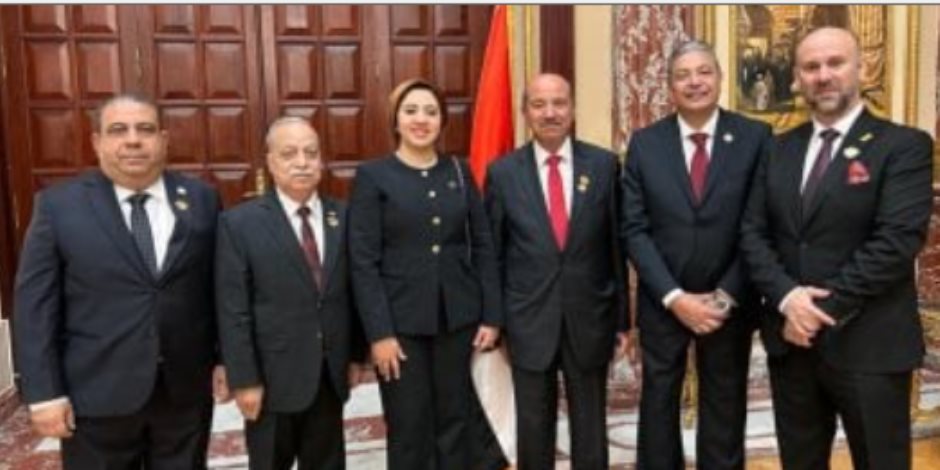 هيئة الحزب المصرى الديمقراطى تلتقط صورا تذكارية بالجلسة الافتتاحية للشيوخ هيئة الحزب المصرى الديمقراطى تلتقط صورا تذكارية بالجلسة الافتتاحية للشيوخ