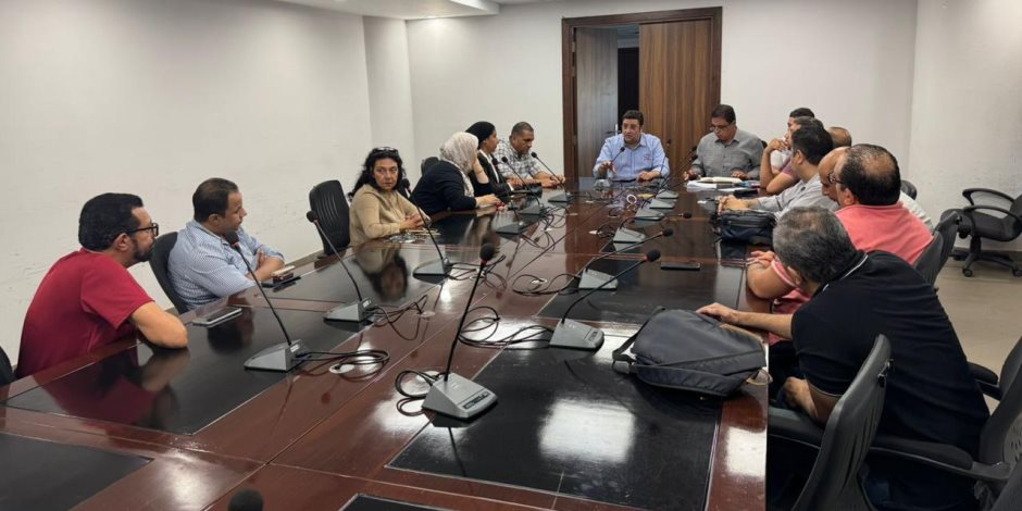 مسئولو جهاز مدينة القاهرة الجديدة يلتقون عدداً من سكان المدينة لمناقشة مطالبهم ومقترحاتهم مسئولو جهاز مدينة القاهرة الجديدة يلتقون عدداً من سكان المدينة لمناقشة مطالبهم ومقترحاتهم
