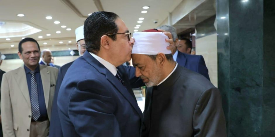شيخ الأزهر يستقبلُ رئيس جامعة القاهرة لبحث سُبُل تعزيز التعاون العلمي والثقافي شيخ الأزهر يستقبلُ رئيس جامعة القاهرة لبحث سُبُل تعزيز التعاون العلمي والثقافي