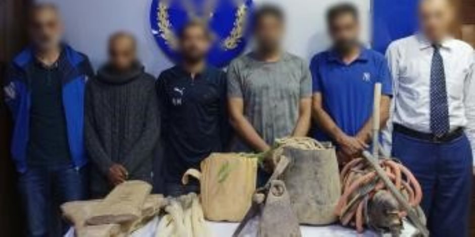 ضبط 6 أشخاص بالقاهرة لتنقيبهم غير المشروع عن الآثار ضبط 6 أشخاص بالقاهرة لتنقيبهم غير المشروع عن الآثار