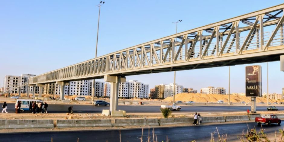 بالصور.. افتتاح كوبري للمشاه أمام بوابة مدينتي 2 أعلى طريق السويس بالصور.. افتتاح كوبري للمشاه أمام بوابة مدينتي 2 أعلى طريق السويس