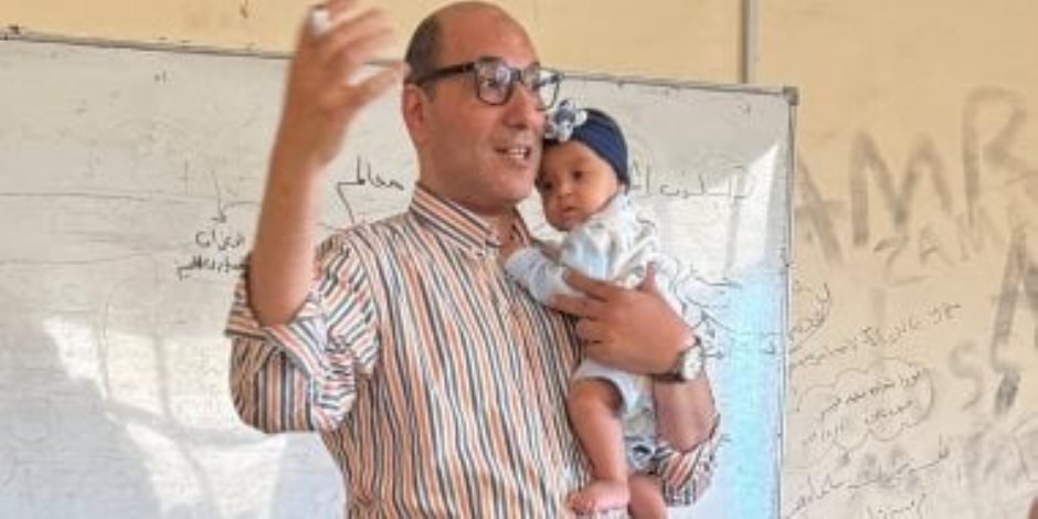 موقف انساني .. عميد تجارة كفر الشيخ يحمل طفلة رضيعة ابنة طالبة بالدراسات العليا أثناء شرحه