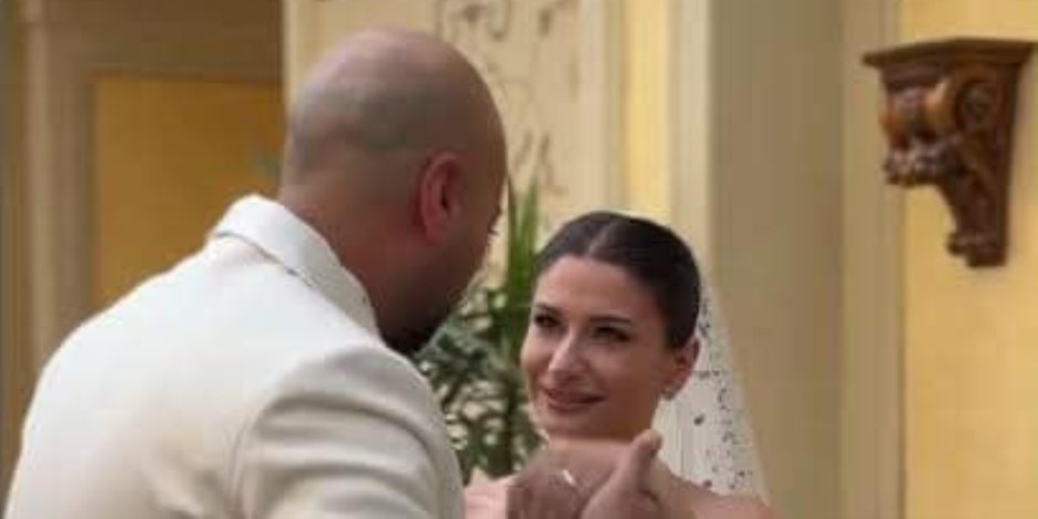 لحظات رومانسية تجمع حاتم صلاح وعروسه بعد كتب الكتاب.. صور