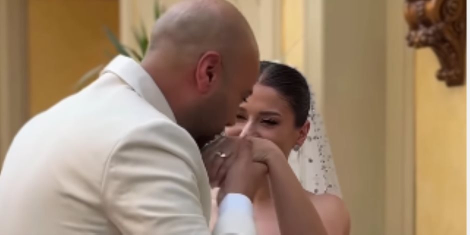 حاتم صلاح يقبل يد عروسه فى حفل زفافه.. فيديو وصور