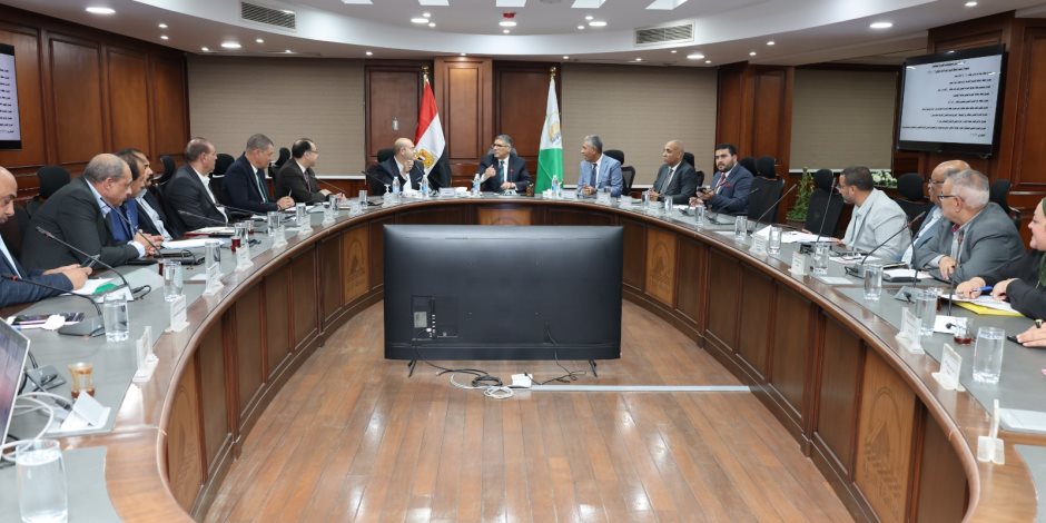 محافظ الجيزة يبحث موقف مشروعات مياه الشرب والصرف الصحي لتلبية احتياجات المواطنين محافظ الجيزة يبحث موقف مشروعات مياه الشرب والصرف الصحي لتلبية احتياجات المواطنين