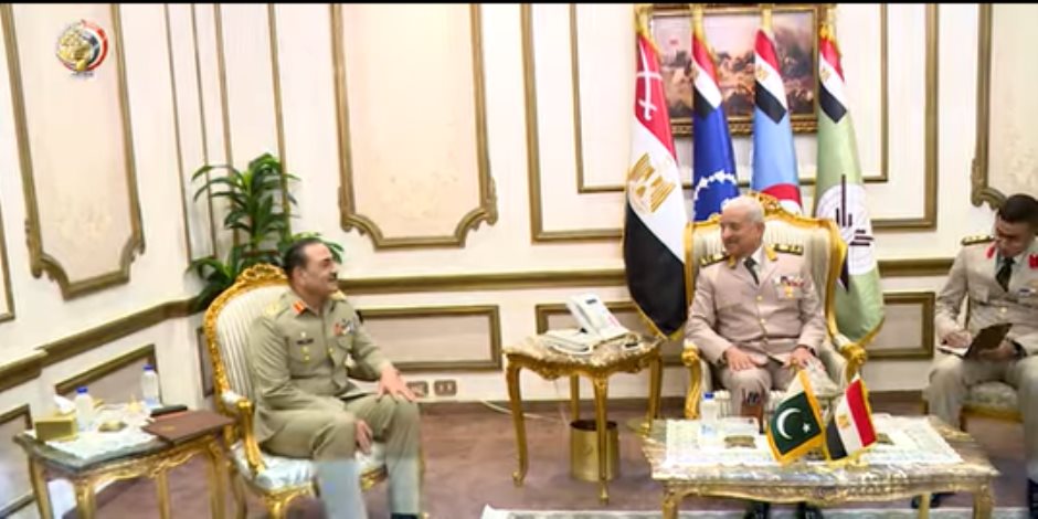 وزير الدفاع ورئيس الأركان يلتقيان رئيس أركان القوات البرية الباكستانية وزير الدفاع ورئيس الأركان يلتقيان رئيس أركان القوات البرية الباكستانية