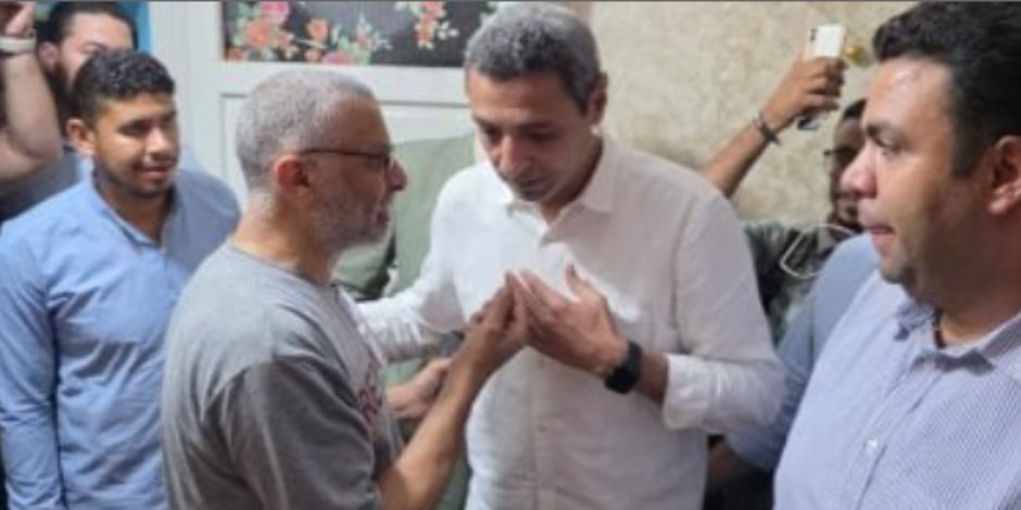 محافظ السويس يزور المسن ضحية واقعة الاعتداء للاطمئنان على حالته محافظ السويس يزور المسن ضحية واقعة الاعتداء للاطمئنان على حالته