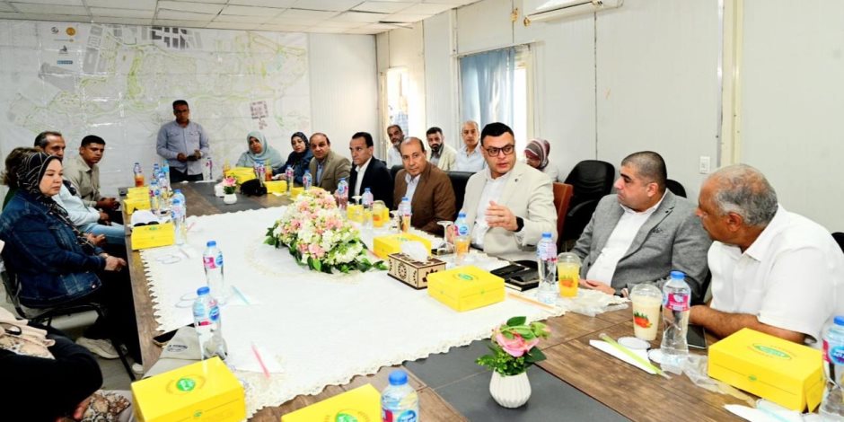 وزير الإسكان يعقد اجتماعا مع الشركات العاملة بحدائق تلال الفسطاط ويتابع الاعمال النهائية بالمشروع وزير الإسكان يعقد اجتماعا مع الشركات العاملة بحدائق تلال الفسطاط ويتابع الاعمال النهائية بالمشروع