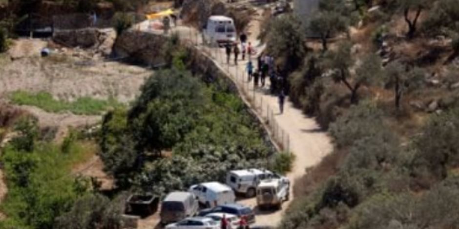 مستوطنون يهاجمون المزارعين ويسرقوا الزيتون شرق رام الله مستوطنون يهاجمون المزارعين ويسرقوا الزيتون شرق رام الله