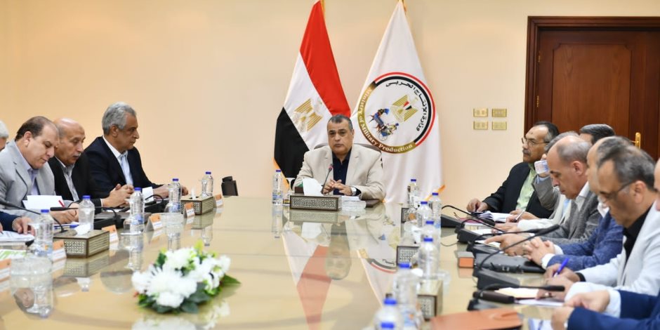 وزير الدولة للإنتاج الحربي يتابع مع رؤساء الشركات موقف المشروعات الجاري تنفيذها وزير الدولة للإنتاج الحربي يتابع مع رؤساء الشركات موقف المشروعات الجاري تنفيذها