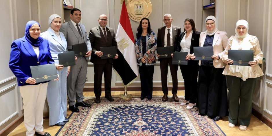 وزيرة التضامن الاجتماعي تكرم الإدارة العامة لرعاية المسنين بالوزارة وزيرة التضامن الاجتماعي تكرم الإدارة العامة لرعاية المسنين بالوزارة