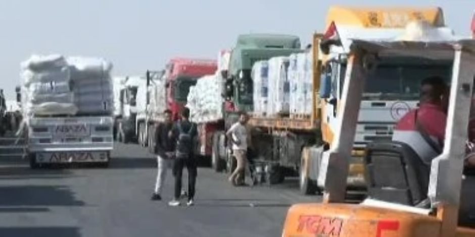 مصر تواصل إرسال مساعداتها إلى غزة.. وصول شحنات وقود وغاز "فيديو"