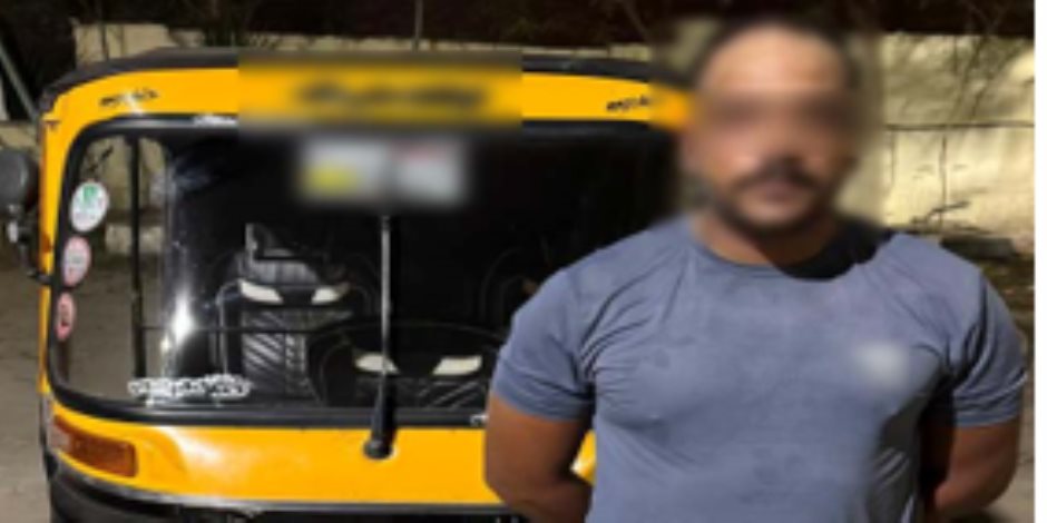 ضبط سائق  "توك توك"  تعدى على قائد سيارة بالسب وتهديده بعصا خشبية ضبط سائق  "توك توك"  تعدى على قائد سيارة بالسب وتهديده بعصا خشبية