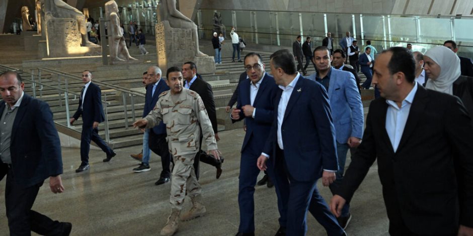 رئيس الوزراء يجرى جولة ليلية لمتابعة ترتيبات افتتاح المتحف المصري الكبير رئيس الوزراء يجرى جولة ليلية لمتابعة ترتيبات افتتاح المتحف المصري الكبير