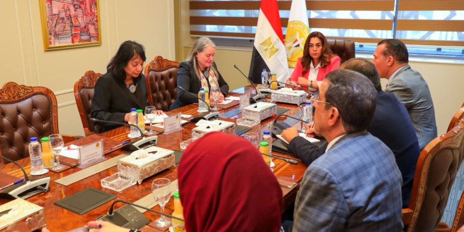 منال عوض تبحث مع لجنة من البنك الدولي نتائج برنامج التنمية المحلية بصعيد مصر منال عوض تبحث مع لجنة من البنك الدولي نتائج برنامج التنمية المحلية بصعيد مصر