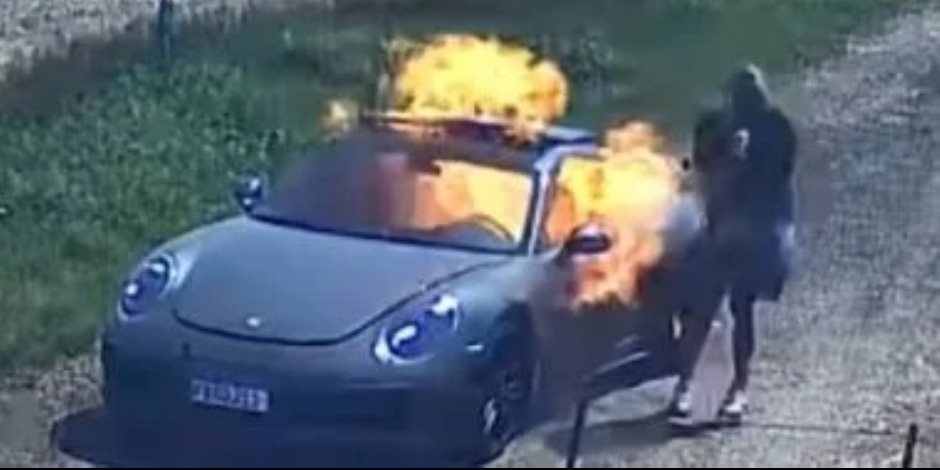 حدث في البرازيل .. مواطن يشعل النار فى سيارته البورش طمعا فى التأمين والكاميرات تفضحه.. فيديو حدث في البرازيل .. مواطن يشعل النار فى سيارته البورش طمعا فى التأمين والكاميرات تفضحه.. فيديو