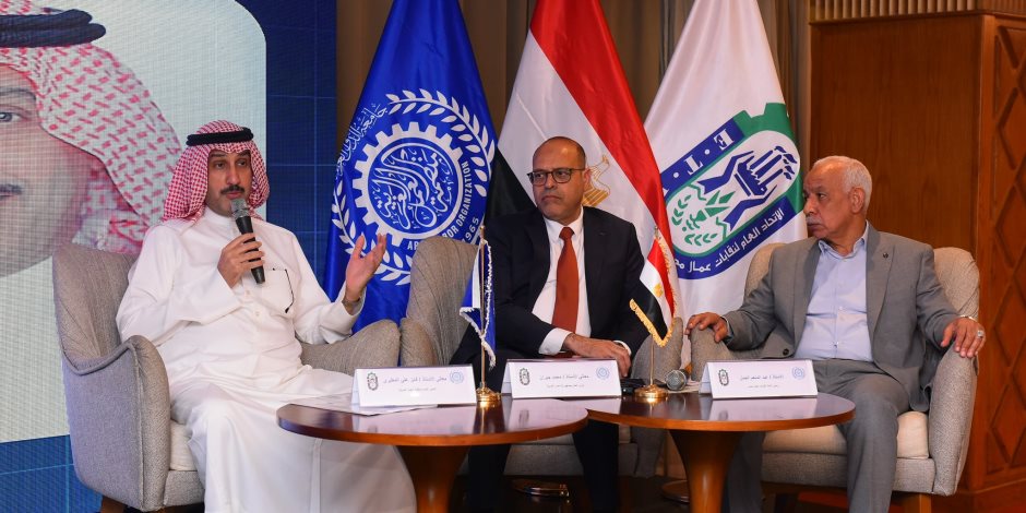 وزير العمل يفتتح ندوة "قانون العمل الجديد ودوره في تحسين علاقات العمل" بمشاركة قيادات نقابية وزير العمل يفتتح ندوة "قانون العمل الجديد ودوره في تحسين علاقات العمل" بمشاركة قيادات نقابية