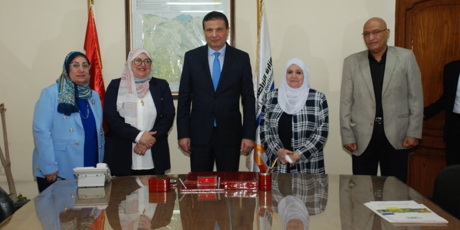 وزير الزراعة يلتقي عدد من باحثين "البحوث الزراعية" ويوجه بتذليل العقبات أمامهم لدعم الأمن الغذائي وزير الزراعة يلتقي عدد من باحثين "البحوث الزراعية" ويوجه بتذليل العقبات أمامهم لدعم الأمن الغذائي